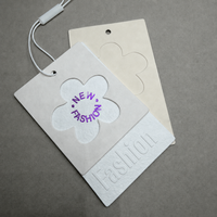 Étiquette suspendue en papier holographique irisé personnalisée avec logo en relief et motif floral pour vêtements, boutique de mode, marque