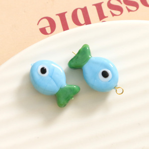 Simulation mignonne en trois dimensions couleur bloquant petit poisson pendentif bricolage perle de verre accessoires boucles d'oreilles Bracelets pendentif - Product Image 5