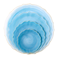 Service de table en verre marbré bleu océan avec bordure dorée festonnée pour table de mariage côtière