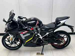 Motocicleta Deportiva de Carreras Chufuu de Alto Rendimiento, 400CC, Bicilíndrica, con Cascos OTB Tipster y Soporte - Product Image 2