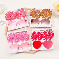Ensemble transfrontalier de lunettes de soleil polarisées anti-UV pour enfants avec motif cœur mignon et nœuds pour cheveux, et pinces à cheveux assorties