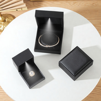 Boîte à bijoux en cuir PU brossé avec logo personnalisé du fabricant, éclairage LED, pour ensemble de bijoux, bague, pendentif, bracelet, collier, pour marque de luxe