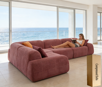 Canapé modulaire incurvé en forme de L, rembourré en velours rouge rose, compressé, adapté aux écoles et aux bureaux, avec des coussins contrastés orange