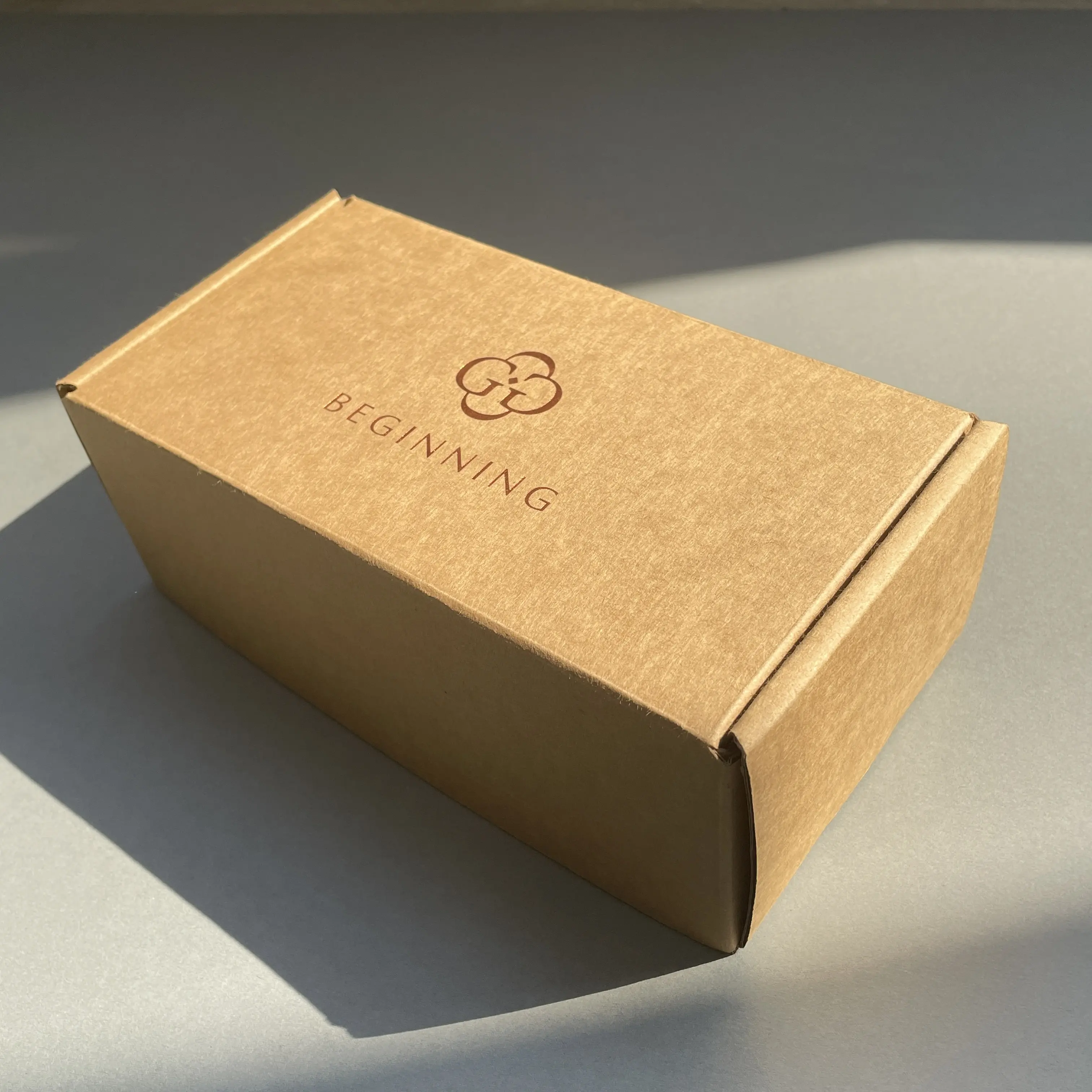 Günstiger Preis braune Farbe Kraft papier benutzer definierte Verpackungs boxen für den Versand