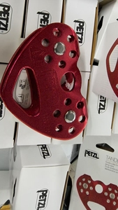 <span class=keywords><strong>PETZL</strong></span> <span class=keywords><strong>TANDEM</strong></span> <span class=keywords><strong>Poulie</strong></span> double utilisée pour traverser des ponts de corde Peut connecter trois serrures simultanément pour une utilisation facile - Product Image 2