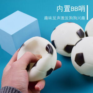 ขายตรงจากโรงงาน ลูกฟุตบอล PVC ขนาด 8.5 ซม. ของเล่นสุนัขที่ทนทาน สามารถกัดแทะได้ และช่วยทำความสะอาดฟัน สำหรับสุนัขขนาดกลางถึงขนาดใหญ่ - Product Image 3