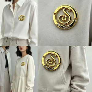 Etiquetas metálicas personalizadas al por mayor, redondas, de aleación de zinc, con 2 agujeros, grabadas con el logotipo de la marca, para zapatos, ropa, bolsos y trajes de baño. - Product Image 3