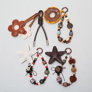Correa para teléfono con cuentas estilo vintage americano, colgante de cuero con flor y estrella para bolso, llavero de donut, bonito colgante de cámara CCD para mujer - Product Image 1