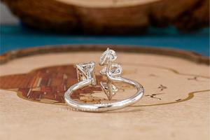 แหวนหมั้นเพชรทรงลูกแพร์สามเม็ดสำหรับผู้หญิง แหวนเพชร งานแฮนด์เมดเหนือกาลเวลา เพชรระยิบระยับ คลาสสิก - Product Image 5