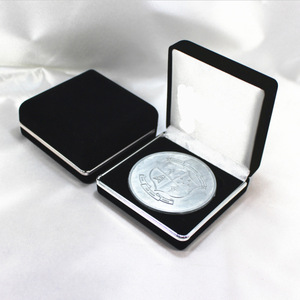 Caja de <span class=keywords><strong>terciopelo</strong></span> <span class=keywords><strong>negro</strong></span> con logotipo personalizado simple, caja de embalaje de monedas con línea dorada, gran oferta - Product Image 4