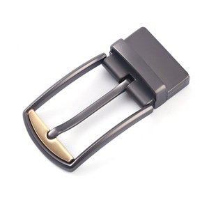 Ceinture en métal pour femme, conçue par le fabricant, avec des lettres creuses, des sangles rondes et des accessoires métalliques, avec logo personnalisé. - Product Image 4