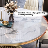 Table à manger ronde en marbre de style italien, luxe discret, avec base en maille dorée et 6 chaises capitonnées à 6 cannelures, personnalisation complète de la maison