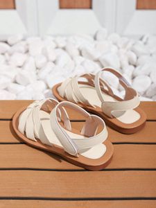 Sandales plates élégantes en cuir blanc à bout ouvert pour enfants, vente en gros, collection été - Product Image 4