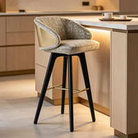 Tabouret de bar en bois haut de gamme, style luxe léger, avec dossier et accoudoirs ; design moderne et minimaliste pour îlots de cuisine de villa