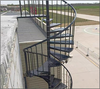 Escalier courbé intelligent avec éclairage activé par la mouvement, escalier courbé écoénergétique avec capteurs automatiques
