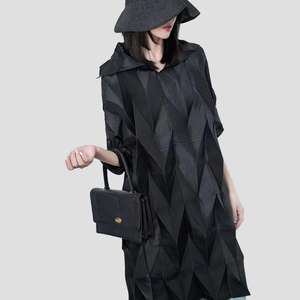 Gabardina Plisada Color Rojo Rosa para Mujer, Textura de Rombo, Holgada, Larga, Ecológica, Transpirable, Ropa de Verano, Venta al Por Mayor - Product Image 4