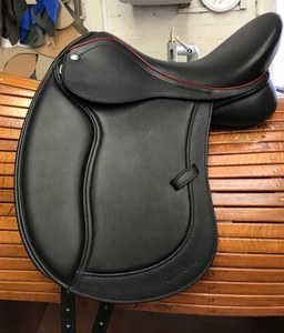 Selle de dressage en cuir faite à la main sur mesure avec panneaux absorbant les chocs et assise profonde, selle de cheval durable pour l'entraînement au dressage - Product Image 6