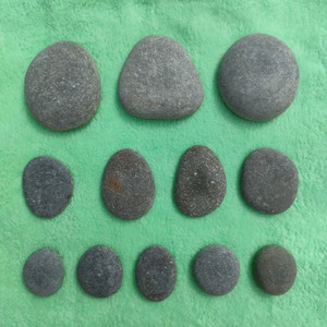 Bambini che disegnano ciottoli di pietra di ciottoli di arte rupestre di arte del ciottoli piatti rivestiti di pietra che disegnano ciottoli - Product Image 2