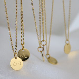 Collana con Ciondolo Minimalista in Acciaio Inossidabile con Incisione Simbolo Seno, Ispirazione Femminista, Consapevolezza del Cancro al Seno - Product Image 5