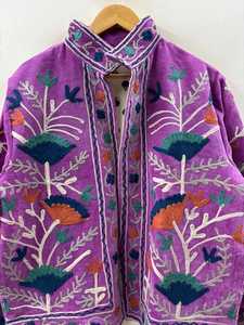 เสื้อแจ็คเก็ตปักลายสัตว์ผ้ากำมะหยี่สีม่วง แต่งลูกไม้ สำหรับฤดูหนาว งานแฮนด์เมด ผู้ผลิต OEM ส่งออกจากอินเดีย บรรจุใยฝ้าย - Product Image 3