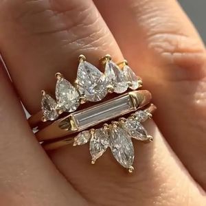 Anillo de compromiso de lujo con diamante cultivado en laboratorio de 2.5 quilates, diseño de corona, con diamantes en forma de pera y baguette, en oro amarillo, joyería fina. - Product Image 4