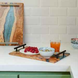 Plateaux artisanaux avec des surfaces en résine lisse et une texture de bois naturelle offrant une façon sophistiquée de servir les repas et les boissons - Product Image 4