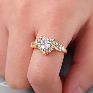 Anello di Fidanzamento con Cuore Scintillante in Zirconia per Donne, Regalo Romantico per Proposta di Matrimonio, Gioiello da Dito - Product Image 2