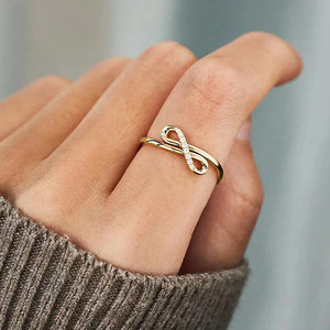 Anello in Oro Giallo con Diamante T0254, Design Minimalista a Infinito per Donna, Taglio Brillante Rotondo, Colore G Naturale, per Uso Quotidiano - Product Image 1