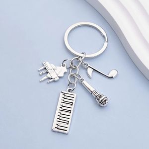 Llavero de moda con diseño de música, piano, micrófono y notas, colgante creativo para mochila, regalo - Product Image 3