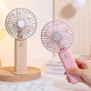 พัดลมมือถือแบบพกพาพร้อมขาตั้งโทรศัพท์ มอเตอร์ DC 5W แบตเตอรี่แบบชาร์จได้ สามระดับความเร็ว พัดลมตั้งโต๊ะสำหรับใช้งานกลางแจ้ง - Product Image 5