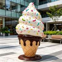 Sculpture en résine sur le thème de la crème glacée, idéale pour une présentation décorative dans les vitrines des centres commerciaux, les cafés et les marchés de fin d'année