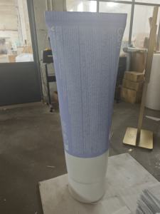 Mannequin grandeur nature en fibre de verre renforcée sur mesure, 1,335 mètre (4 1/4 pieds) de haut, pour l'affichage et l'exposition de tubes de produits cosmétiques - Product Image 4