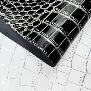 กระเป๋าถือดีไซน์ผ้าหนังเทียมหลากสีลายจระเข้ - Product Image 1