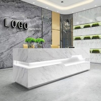 Comptoir de bar incurvé moderne en bois massif avec finition effet marbre, éclairage intégré pour hall d'entreprise, salon de beauté, clinique dentaire, hôtel