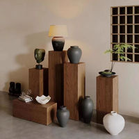 Plateformes d'exposition originales en bois massif de style Wabi-Sabi, bases carrées en bois, tabourets bas, tables d'angle, consoles, faites à la main