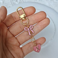 Porte-clés personnalisé en alliage rose avec nœud et lettre en forme de cœur – Accessoire de sac durable et élégant au design mignon