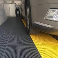 Abnehmbare PP-Garagenbodenmatten 40*40*1,8cm Verschleißfeste Ineinandergreifende Kunststoffböden für Autowaschanlagen