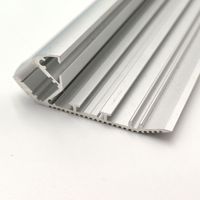 Profilé de plinthe LED encastré avec canal lumineux intégré et diffuseur optique à clipser pour intérieur