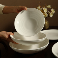 Service de vaisselle classique en céramique blanche côtelée, ensemble complet pour la maison, le café, l'hôtel, le petit-déjeuner, le déjeuner, le dîner et les repas quotidiens.