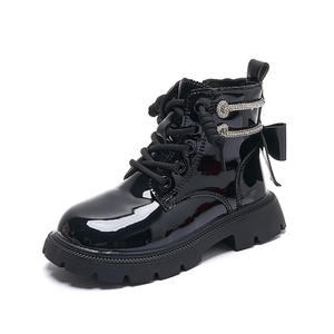 <span class=keywords><strong>Botas</strong></span> de plataforma antideslizantes de charol para niñas al por mayor, estilo Martin con <span class=keywords><strong>cordones</strong></span>, lazo y decoración de diamantes de imitación - Product Image 1