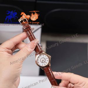 Montre à quartz élégante pour femme avec cadran en verre de 30 mm, montre-bracelet résistante à l'eau pour femmes avec bracelet en cuir - Product Image 3