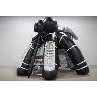 Publicité promotionnelle Zhenmei pour la lutte contre les moustiques, mettant en scène un modèle géant de moustique gonflable noir et blanc.