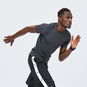 T-shirt de course respirant Slim Fit pour hommes pour les entraînements de gymnastique avec coutures anti-frottement - Product Image 3