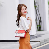 Neue Designer Damen Luxus PU-Leder Langlebige Ketten-Klapptasche Perlen-Stickerei Blumen Buchstaben-Verzierung Crossbody Schultertasche