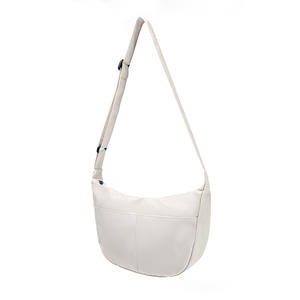 Sac bandoulière minimaliste de type dumpling avec fermeture éclair pour usage quotidien, collection Printemps 2024, style noir et blanc tendance - Product Image 4
