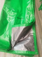 Bâche robuste verte et argentée, couverture imperméable et anti-poussière pour usage industriel.