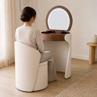 Ensemble de coiffeuse moderne en cuir blanc crème courbé avec miroir rond relevable et tabouret de rangement SZT075