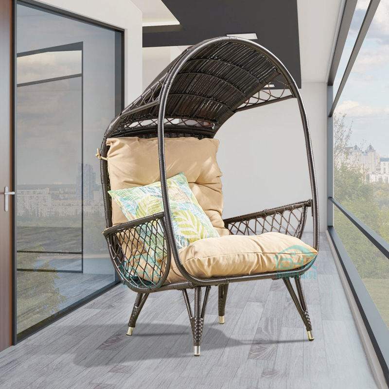 Sedia singola in rattan a nido d'uccello marrone con cuscino color kaki