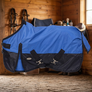 Couverture imperméable pour cheval en tissu Oxford avec attaches en laiton, rabat de queue moyen, toutes saisons, usage extérieur, style Turnout, bleu et noir - Product Image 4