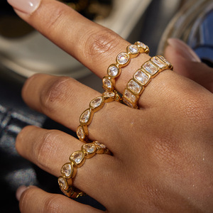 Elegante Anello in Acciaio Inossidabile Placcato Oro 18K con Zirconia Cubica, Anello di Fidanzamento alla Moda con Zirconia Cubica Bianca a Forma Quadrata, Ovale o Cuore - Product Image 2